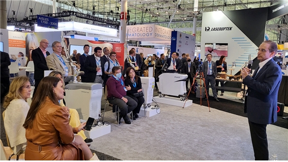 사진= 레이저옵텍 부스에서 강연하는 스티븐 샤피로 글로벌 키닥터