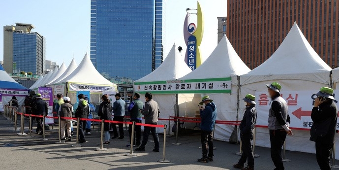7일 오전 서울 중구 서울역 코로나19 선별검사소에서 시민들이 검사를 받기 위해 대기하고 있다.