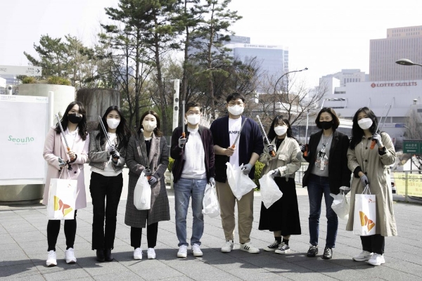 SK지오센트릭 나경수 사장(왼쪽 네번째)과 신입사원들이 서울로 주변에서 폐플라스틱 등 쓰레기를 줍는 플로깅을 한 뒤 기념사진을 촬영하고 있다. 사진=SK지오센트릭 