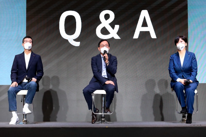 skyTV 윤용필 대표, KT Customer부문장 강국현 사장, KT스튜디오지니 김철연 대표/사진 제공 = KT