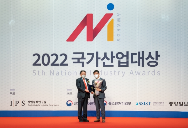 S-OIL은 7일 서울 스위스 그랜드호텔에서 열린 ‘2022 국가산업대상’ 시상식에서 브랜드 전략, 정유-에너지 2개부문에서 1위에 선정되었다.S-OIL 영업전략부문장 이기봉 상무 (우측), 산업정책연구원(IPS) 조동성 이사장 모습.