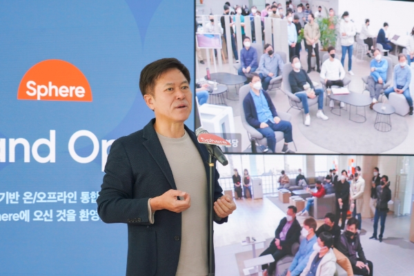 박정호 SKT 부회장이 거점오피스 'Sphere' 신도림을 방문해 구성원들과 소통하고 있는 모습