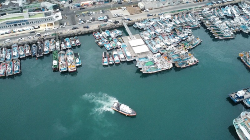 항포구 밀집지역 에서 소량의 기름유출로 해양경찰이 확인중에 있다. (사진제공 = 여수해양경찰서)