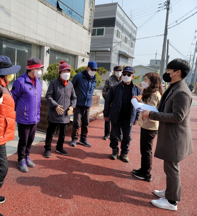군산시 해신동은 노인일자리사업 대상자 안전교육 및 소양교육을 실시했다. (사진제공 = 군산시)
