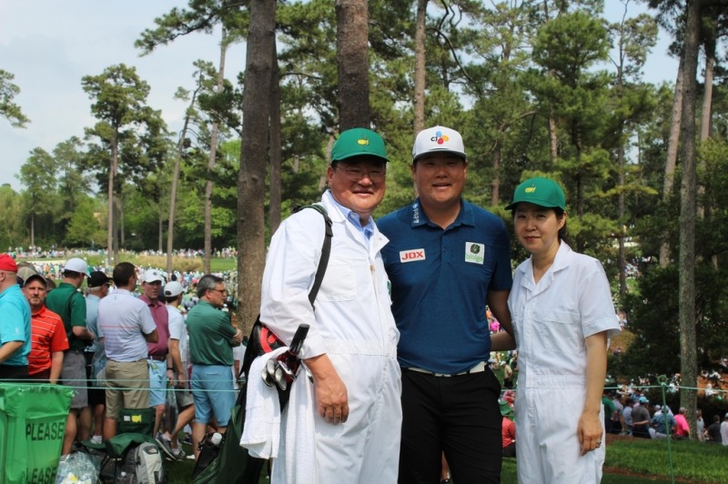 파3 콘테스트에 부모님을 캐디로 삼아 나선 임성재.(오거스타<미국 조지아주>=연합뉴스)
