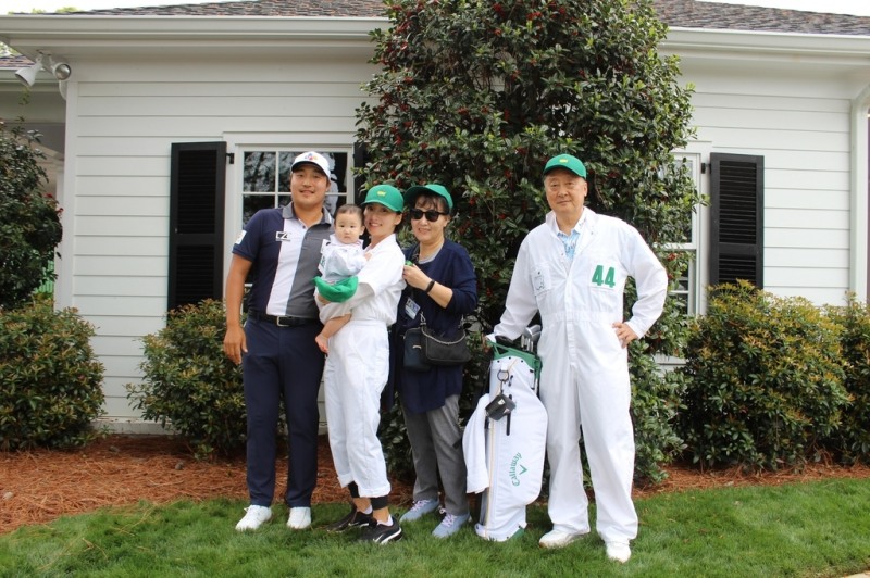 이경훈(왼쪽부터)과 아내, 딸, 그리고 모친과 부친.(오거스타<미국 조지아주>=연합뉴스)