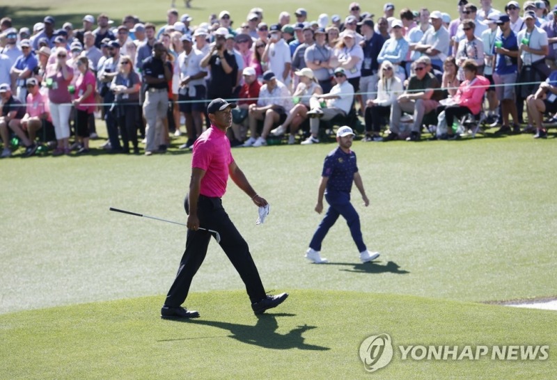 걸어서 이동하는 우즈(EPA=연합뉴스)