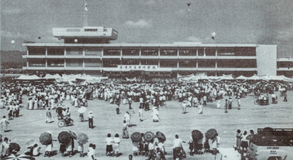 지난 1967년 경기도청 이전식 모습. / 사진 = 고 이병희씨 유가족 제공