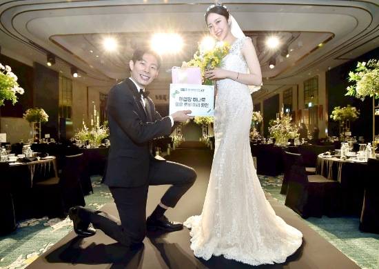 모델들이 KT의 예비부부를 위한 프로모션 ‘KT 결혼 혜택 패키지’를 설명하고 있다.