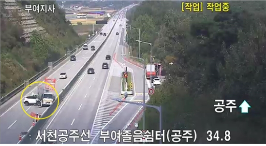 셀토스가 1차로에서 조명등 보수작업을 위해 안전관리 중이던 작업안내 차량의 후미를 충격한 사고로 셀토스 운전자 사망(전방주시태만)