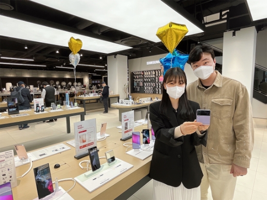 전자랜드 타이푼에서 고객들이 자급제 단말기를 살펴보고 있다.