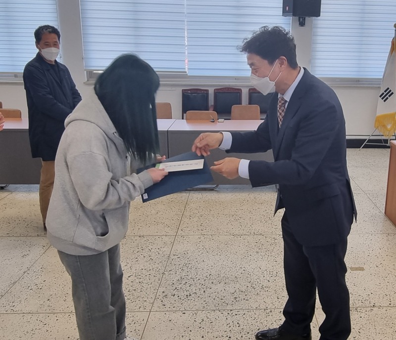 8일 손물면사무소에서 열린 성연손불면 장학회 장학금 수여식 모습 (사진제공 = 함평군)