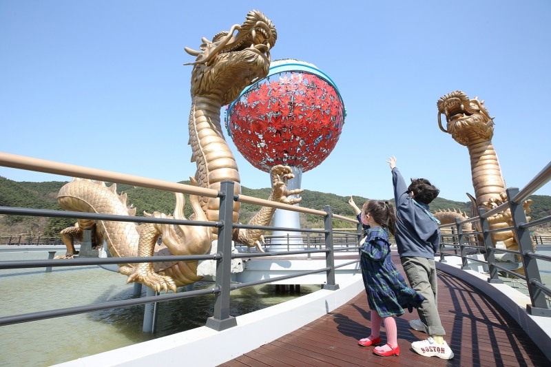 정읍시 신정동 용산호의 수면 위를 가로지르는 총길이 642m의 ‘미르샘 다리’가 개통됐다. (사진제공 = 정읍시)