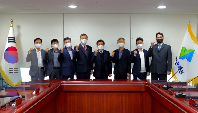 김일환 국토안전관리원 원장(왼쪽에서 네 번째)이 한국시설안전협회와 간담회 후 기념촬영을 하고 있다. /사진 제공 = 국토안전관리원