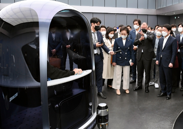 8일 경기도 화성시 현대자동차그룹 남양연구소를 방문한 안철수 대통령직 인수위원회 위원장에게 정의선 현대차그룹 회장이 플러그 앤 드라이브(PnD) 모듈을 기반으로 한 퍼스널 모빌리티를 소개하고 있다.