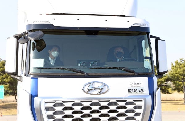 8일 경기도 화성시 현대자동차그룹 남양연구소 주행시험장에서 안철수 대통령직 인수위원회 위원장이 정의선 현대차그룹 회장이 직접 운전하는 수소트럭에 동승해 이야기를 나누고 있다.