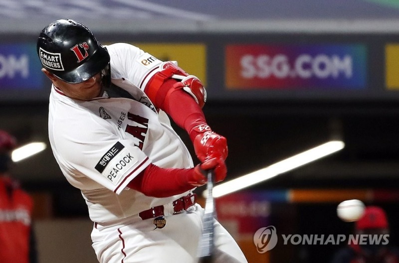 (인천=연합뉴스) 8일 인천 SSG 랜더스필드에서 열린 프로야구 SSG 랜더스와 KIA 타이거즈의 경기. 7회말 SSG 공격 무사 2·3루 상황에서 SSG 크론이 좌익수 왼쪽 2루타를 치고 있다. 2·3루 주자 한유섬과 최정은 홈인. 크론은 2루에 안착.