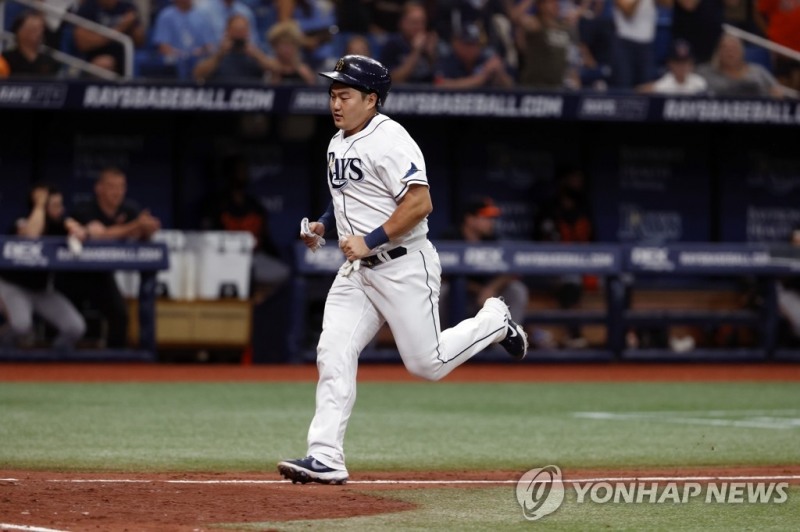 (세인트피터즈버그 AP=연합뉴스) 탬파베이 레이스 최지만이 9일(한국시간) 미국 플로리다주 세인트피터즈버그의 트로피카나필드에서 열린 2022 미국프로야구 메이저리그 볼티모어 오리올스와의 홈 경기, 8회 홈을 향해 달리고 있다.