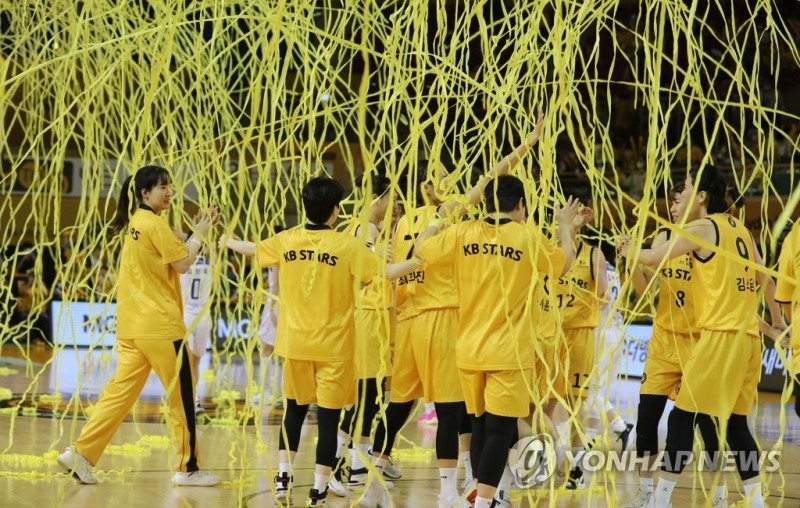 (청주=연합뉴스) 10일 충북 청주체육관에서 열린 삼성생명 2021-2022 여자프로농구 청주 KB와 아산 우리은행의 챔피언 결정전 1차전. KB스타즈 선수들이 승리한 뒤 기뻐하고 있다.