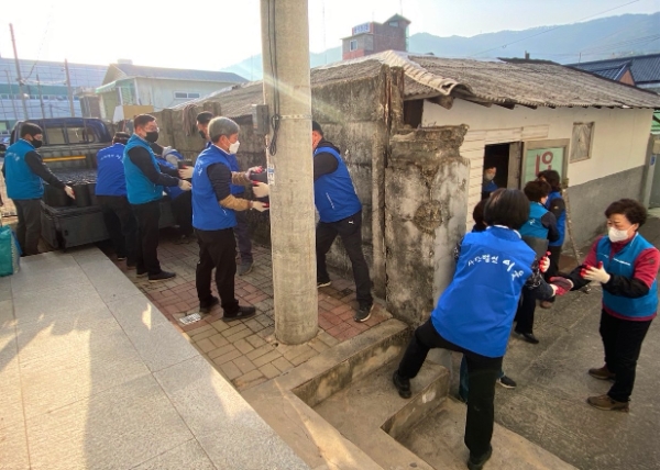 사단법인 이웃, 홍천읍 장애인 가구서 연탄배달 봉사활동 실시