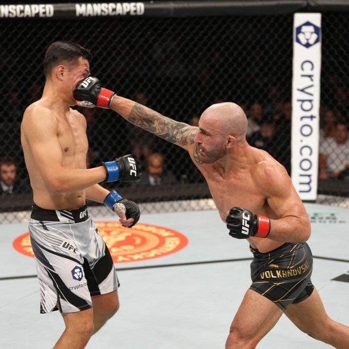 은퇴를 시사한 정찬성(왼쪽). UFC 트위터=연합