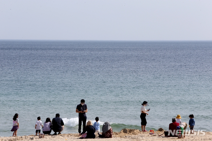 화창한 봄날씨를 보인 지난 10일 오전 관광객들이 강원 강릉시 경포해변에서 휴식을 취하고 있다.