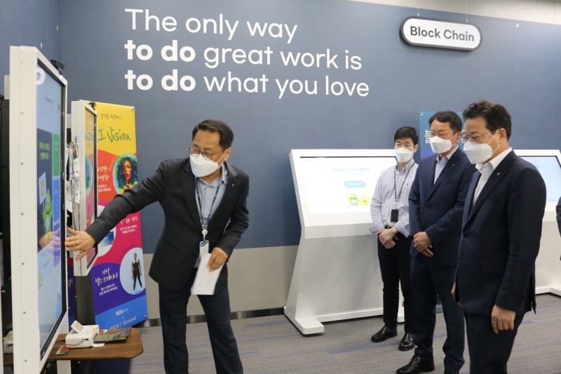 이재식 농협중앙회 부회장(맨오른쪽)은 11일 경기도 의왕시 소재 NH통합IT센터를 방문하여 AI, 메타버스 등 IT신기술 적용에 대해 설명을 듣고 있다./사진 제공 = 농협중앙회