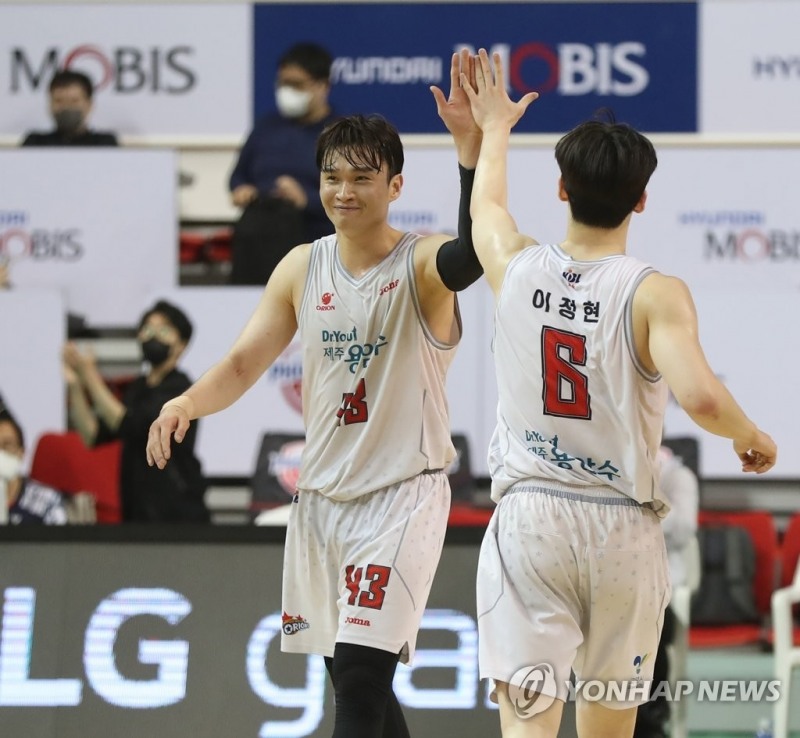 (울산=연합뉴스) 11일 울산 동천체육관에서 열린 2021-2022 프로농구 6강 플레이오프 울산 현대모비스와 고양 오리온의 2차전에서 승리한 오리온 이대성이 기뻐하고 있다.