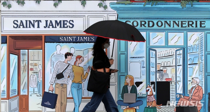 봄비가 내린 지난 달 30일 오후 서울 도심에서 우산을 쓴 시민이 발걸음을 재촉하고 있다.