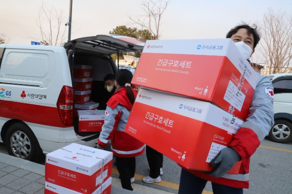 대한적십자사 직원이 경북 울진에서 발생한 산불 피해 이재민에게 전달할 긴급구호품을 운반하는 모습