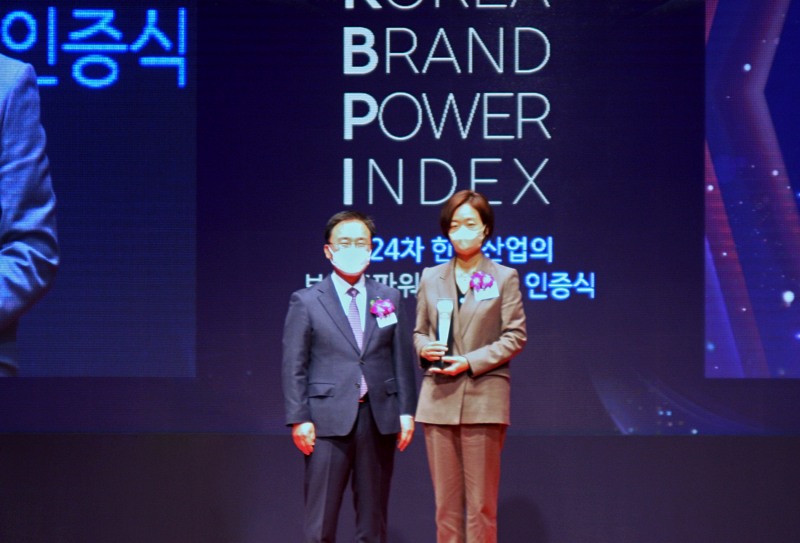지난 7일 진행된 2022 한국산업의 브랜드파워(K-BPI) 1위 인증식에서 피자헛 정재영 상무가 인증패 수여 후 기념 촬영을 하고 있다.