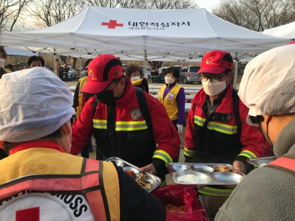 대한적십자사는 경북 군위군 초암전통문화학교 지휘본부에서 산불 진화대원을 대상으로 급식을 지원했다.