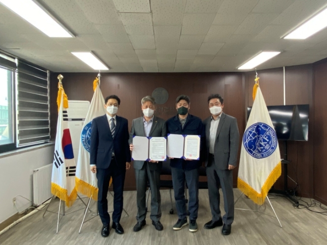 사진=좌측부터) 한국애견연맹 정태균 국장, 전월남 총장, 제이플렉스 유니 김희우 대표, 제이플렉스 글로벌 우현웅 대표