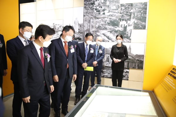 김현준 LH사장(사진 오른쪽 네 번째), 조규일 진주시장(오른쪽 다섯 번째), 이용표 한국승강기안전공단 이사장(오른쪽 세 번째), 김승태 시공테크 대표(오른쪽 두 번째) 등이 주택도시역사관을 관람하고 있다.