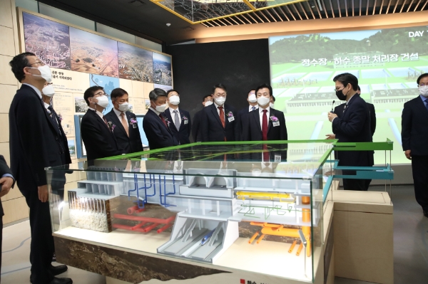 개관식 참석자들이 주택도시역사관을 관람하는 모습.