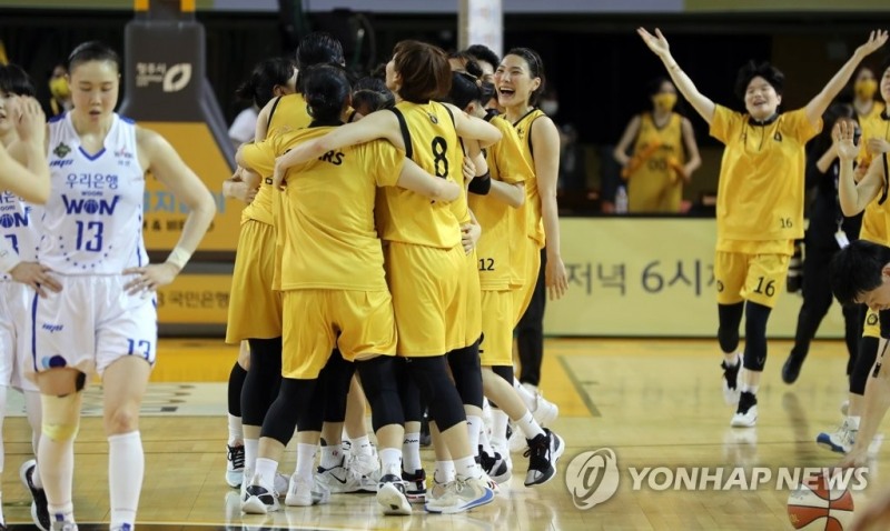 (청주=연합뉴스) 12일 충북 청주체육관에서 열린 삼성생명 2021-2022 여자프로농구 청주 KB와 아산 우리은행의 챔피언 결정전 2차전 경기에서 KB스타즈 선수들이 승리한 뒤 기뻐하고 있다.