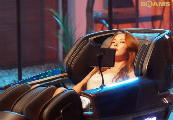 브람스안마의자, 홍진영과 함께한 신규 광고 캠페인 스틸컷 공개