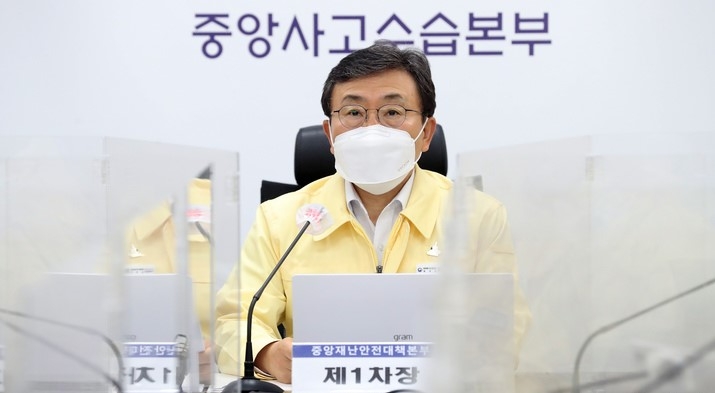 권덕철 중앙재난안전대책본부 1차장(보건복지부 장관)이 13일 오전 정부세종청사에서 열린 코로나19 대응 중대본 회의에서 모두발언을 하고 있다.