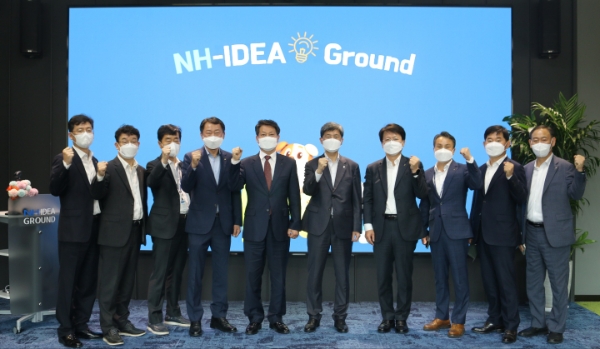 조소행 농협 상호금융대표이사(왼쪽 5번째)가 12일 경기도 의왕시 NH통합IT센터를 찾아 사업 추진 현황을 점검한 후 이용노 IT전략본부장(왼쪽 4번째), 조상진 IT부문장(오른쪽 5번째), 박수기 정보보호부문장(오른쪽 4번째) 등 참석자들과 기념촬영을 하고 있다.