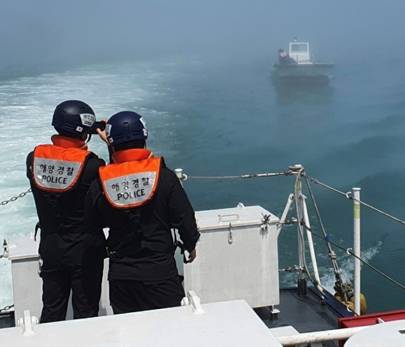 짙은 안개로 방향을 상실한 조난선박을 구조하는 완도해경의 모습 (사진제공 = 완도해양경찰서)