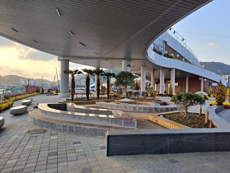 해변공원 내 해조류센터 건물 아래 조성된 해수 족욕체험장 모습 (사진제공 = 완도군)