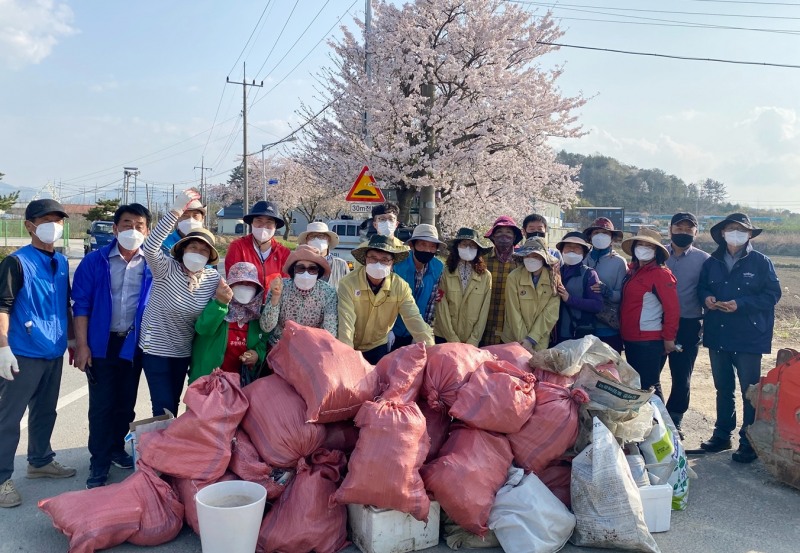 정읍시 농소동 주민자치위원회는 지난 12일 쾌적하고 아름다운 농소동을 만들기 위해 환경 정화 활동을 펼쳤다. (사진제공 = 정읍시)