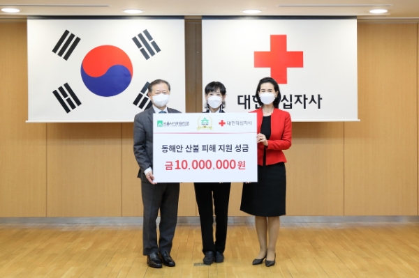 13일(수) 서울 중구 대한적십자사 서울사무소에서 열린 기부금 전달식에서 대한적십자사 신희영 회장(사진 왼쪽)과 서울사이버대학교 총학생회 강은영 회장(사진 중앙), 서울사이버대학교 강인 총장(사진 오른쪽)이 기념촬영을 하고 있다.