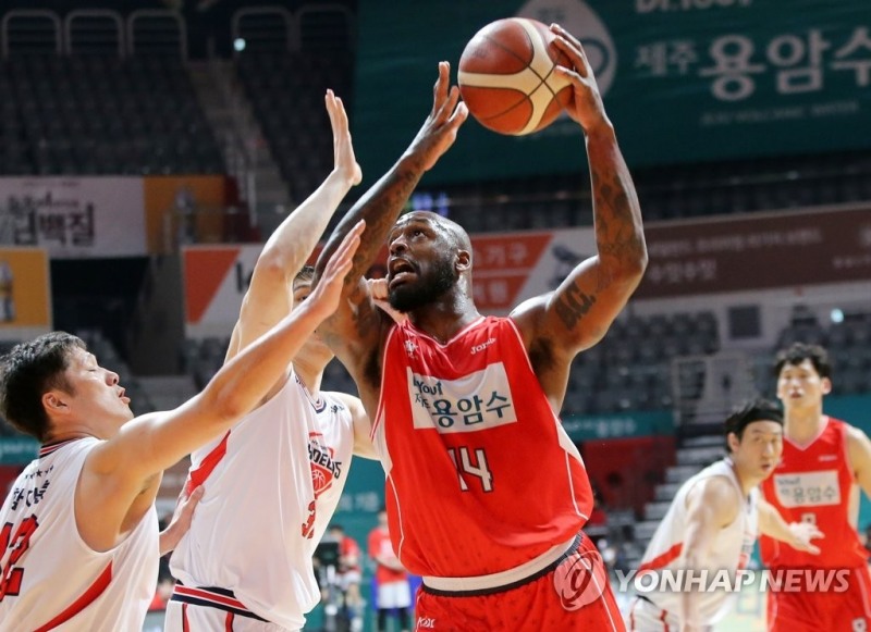 (고양=연합뉴스) 13일 경기도 고양체육관에서 열린 프로농구 6강 플레이오프 3차전 고양 오리온-울산 현대모비스 경기. 오리온 할로웨이가 슛하고 있다.