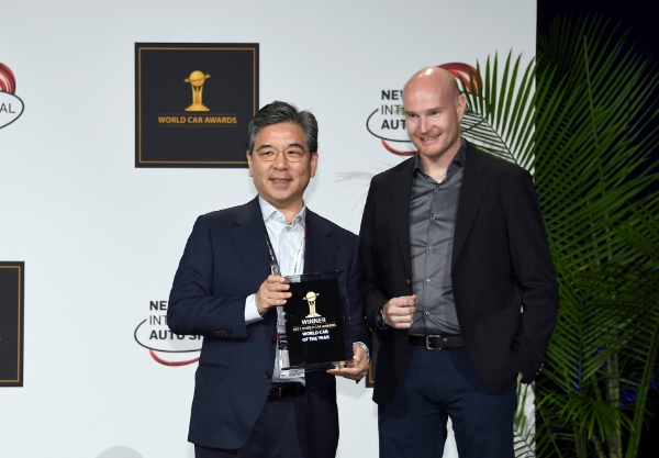 13일(현지시각) 뉴욕모터쇼 현장에서 열린 ‘2022 월드카 어워즈’ 시상식에서 현대자동차 아이오닉 5가 ‘세계 올해의 자동차’와 ‘세계 올해의 전기차’, ‘세계 올해의 자동차 디자인’에 선정되며 3관왕에 올랐다. 사진은 현대자동차 장재훈 사장(좌측)이 ‘월드카 어워즈’의 젠스 마이너스(Jens Meiners) 회장으로부터 세계 올해의 자동차 트로피를 전달받은 뒤 기념촬영을 하고 있는 모습. / 사진 = 현대자동차 제공