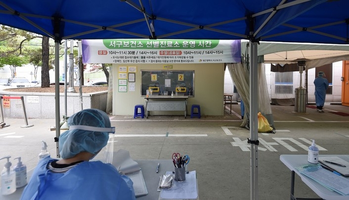 13일 오전 대구 서구보건소 선별진료소가 한산한 모습을 보이고 있다.