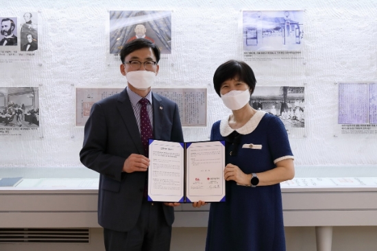 대한적십자사 이상천 사무총장(사진 왼쪽)과 이포넷 이수정 대표(사진 오른쪽)가 13일, 서울 중구 대한적십자사에서 ‘블록체인 기부플랫폼 체리’이용을 위한 업무협약을 체결하였다.