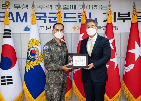 지난 12일 서울시 용산구 육군회관에서 열린 '청년DREAM 국군드림' 기부금 증정식에서 (왼쪽)남영신 육군참모총장과 (오른쪽)김동록 KB국민은행 기관고객그룹대표가 기념촬영을 하고 있다