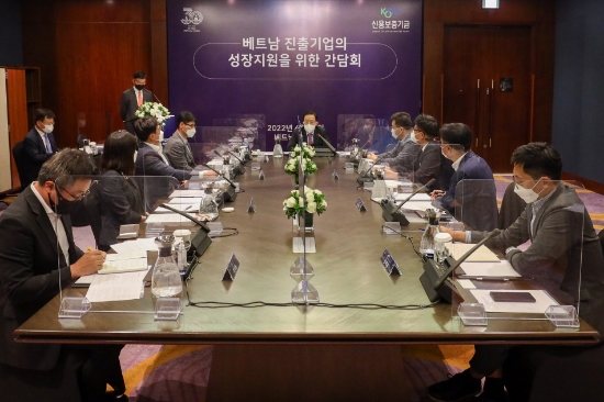 윤대희 신용보증기금 이사장(가운데)이 13일 베트남 하노이 인터콘티넨탈 호텔에서 개최된 '베트남 진출기업의 성장지원 간담회'에서 의견을 청취하고 있다.