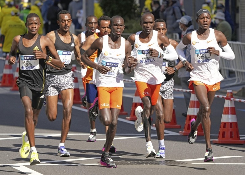지난 해 2020 도쿄마라톤에서 우승을 차지한 엘리우드 킵초게(오른쪽에서 두 번째, 케냐) 등 참가 선수들이 도쿄 시내 도로를 달리고 있다. [도쿄 교도=연합뉴스 자료사진]